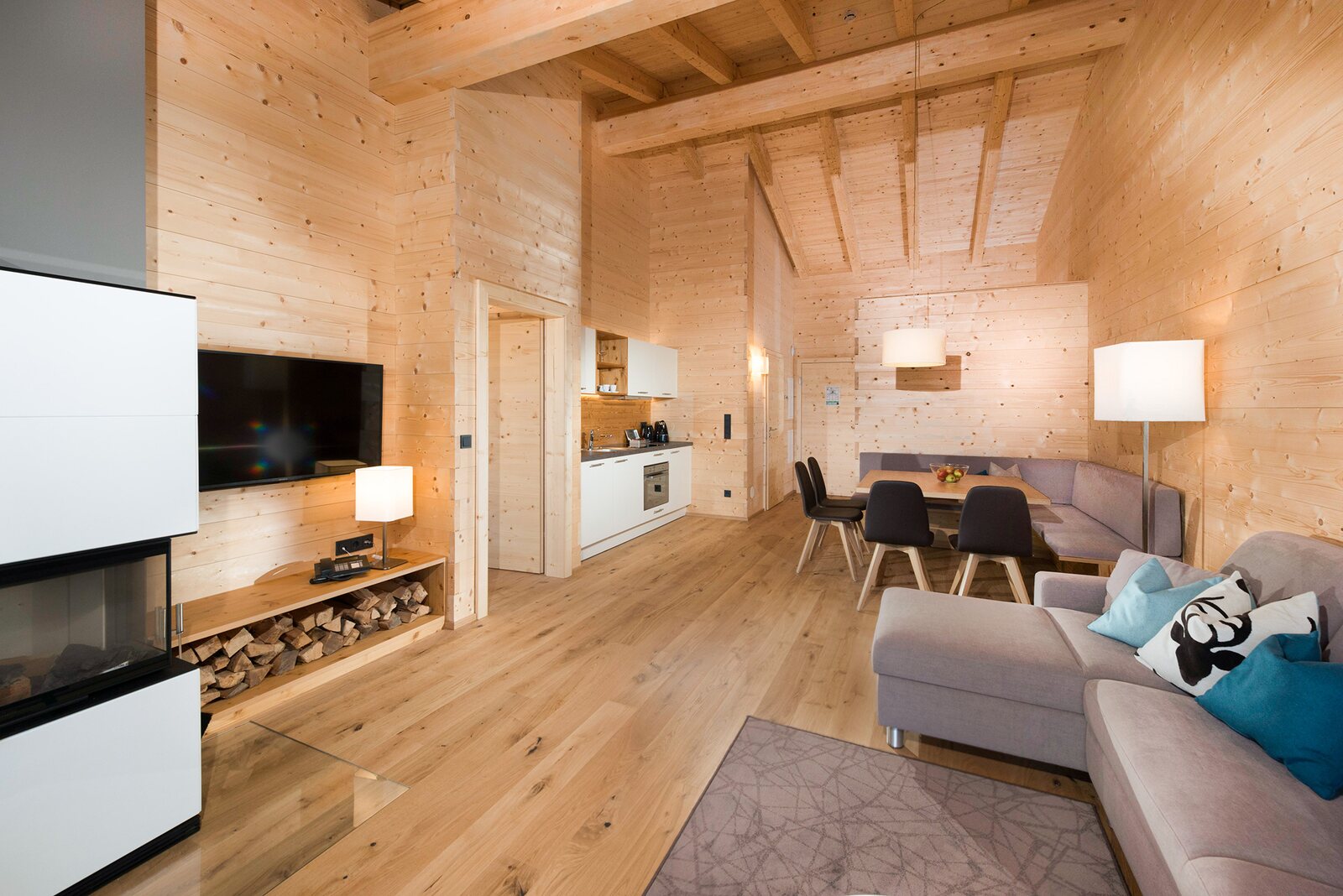 Wohnbereich eines Chalet-Apartments mit Küche und viel Holz