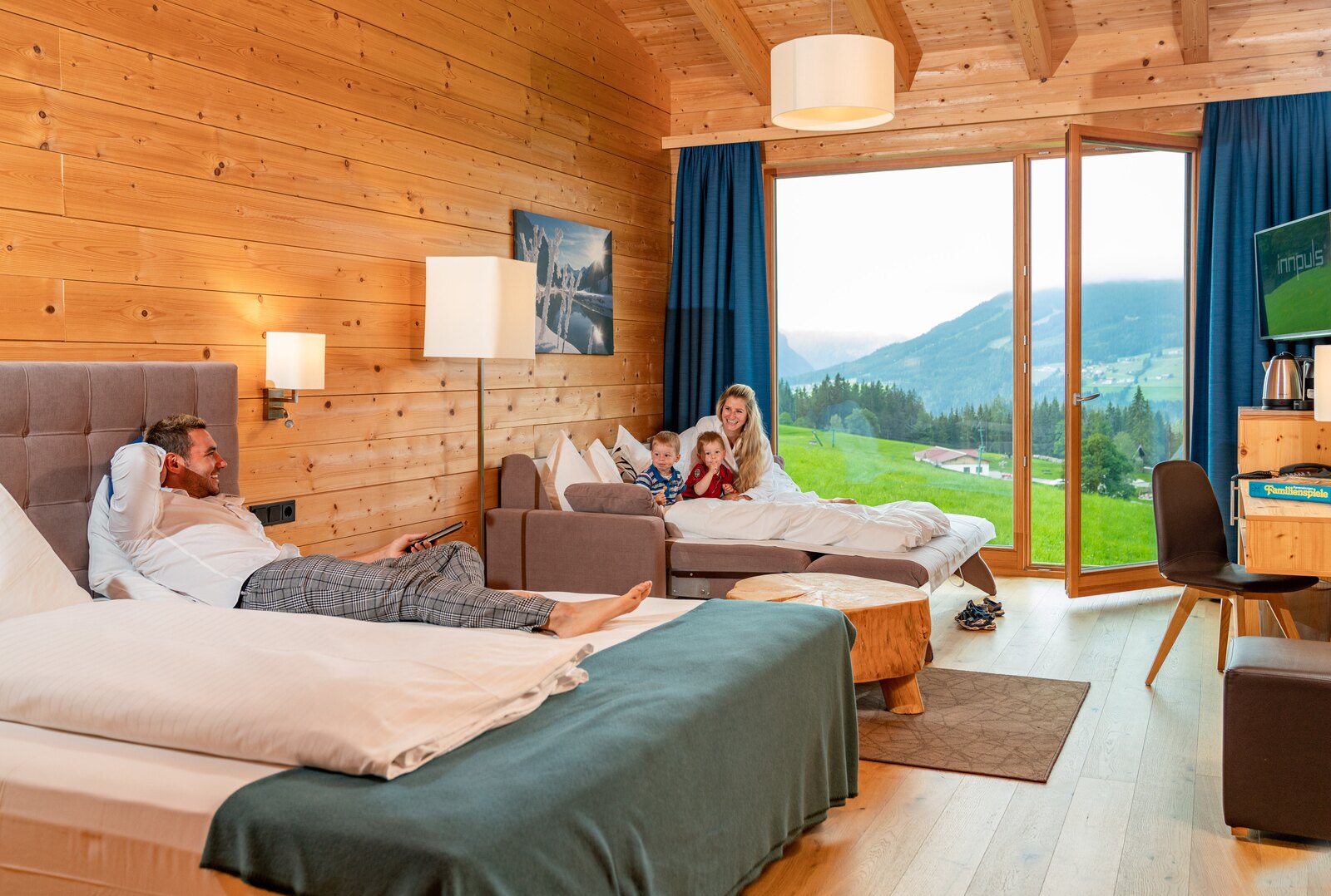 Familiensuite Superior mit hoher Holzdecke