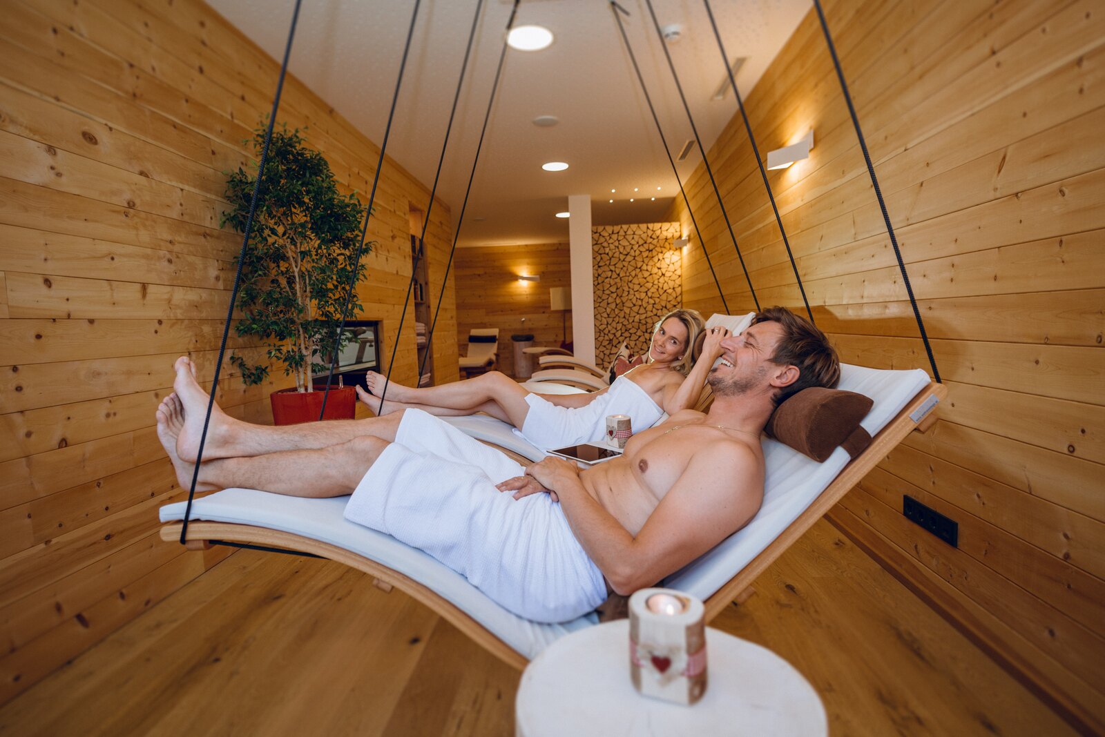 Ligstoelen in de lichte wellnessruimte